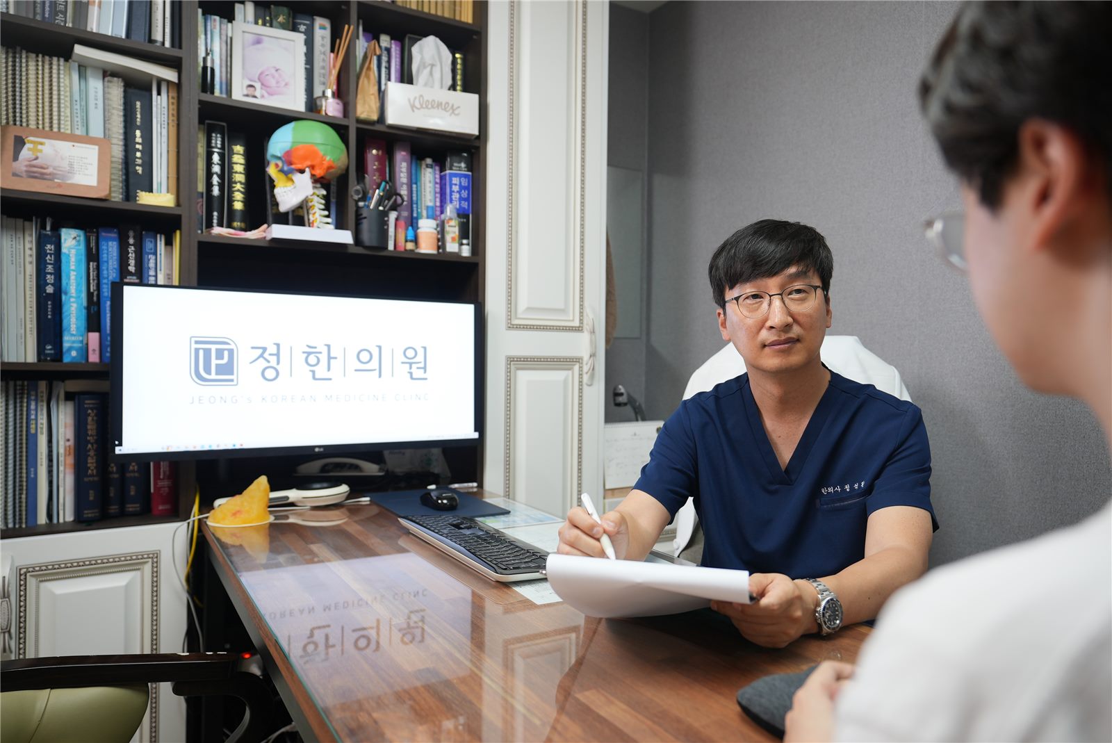 진료실의 정석환 원장